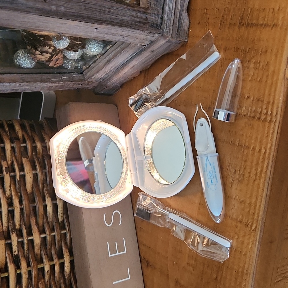 Vivid 5 lighted compact mirror & Luma Tweeze lighted tweezers.